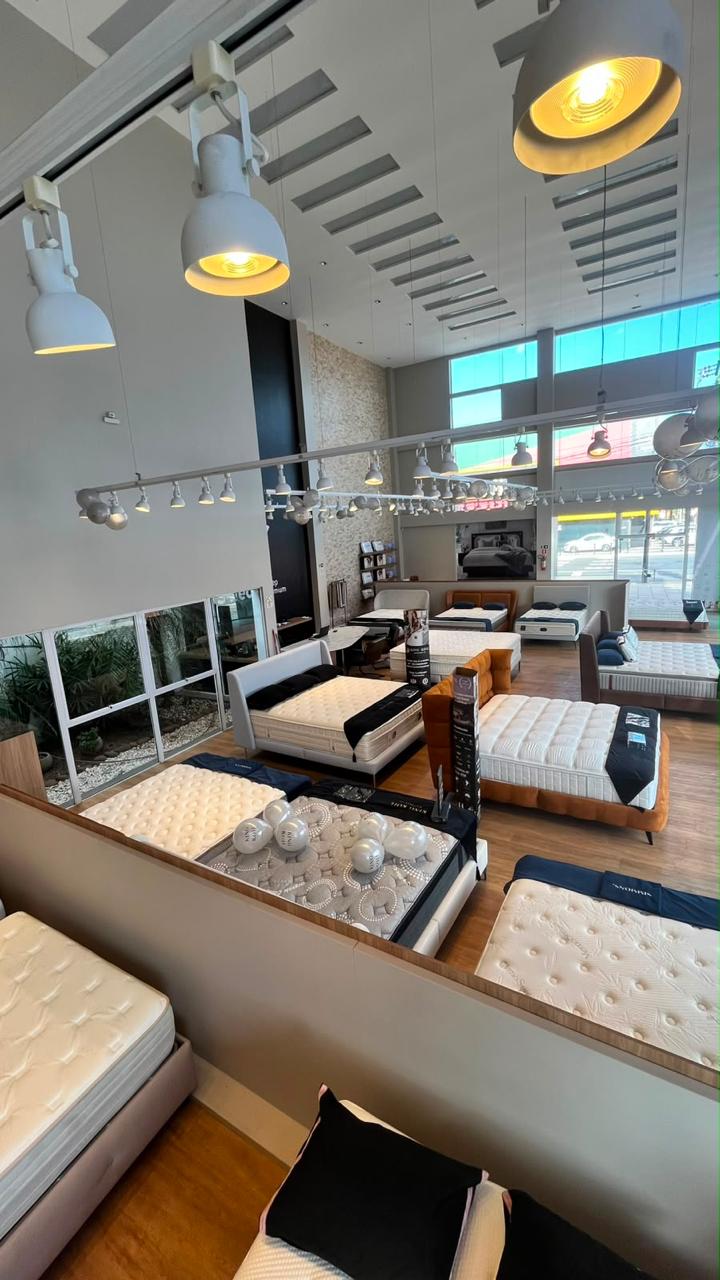 Showroom da Select Sleep Premium com colchões expostos